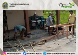 Warga Padukuhan Kernen Gotong Royong Membuat Kerangka Gunungan untuk Kirab Bersih Desa Ngunut 2026